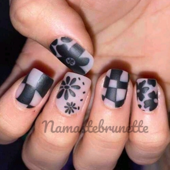 2/$16 Black Matte Floral Checkerboard Press On Nails - Picture 5 of 16